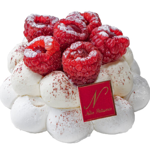 Fleur de meringue croustillante avec sa crème gourmande à la vanille et un coeur de confiture de fruits rouges accompagnée de fruits frais