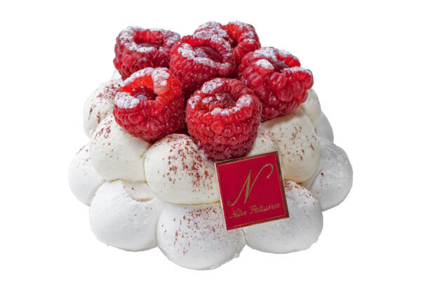 Fleur de meringue croustillante avec sa crème gourmande à la vanille et un coeur de confiture de fruits rouges accompagnée de fruits frais